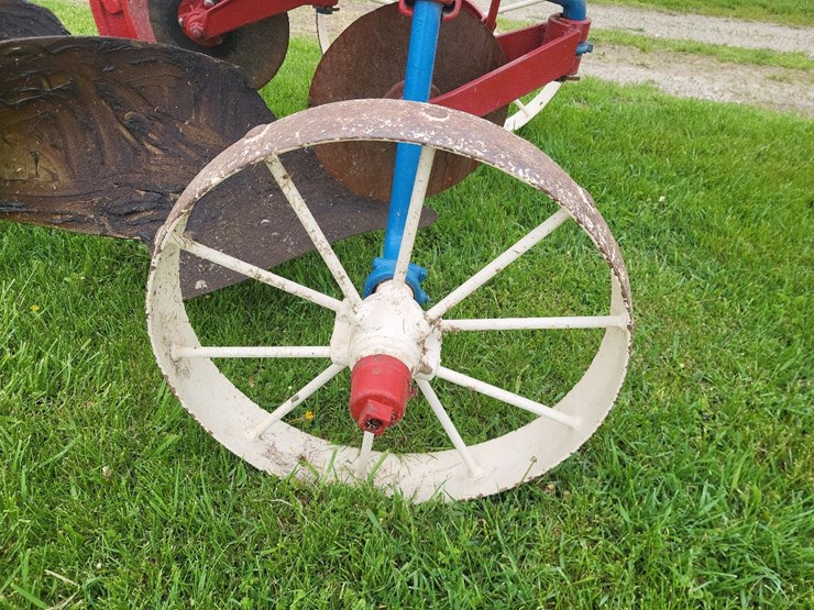 international-2-bottom-pull-type-moldboard-plow---nice-image-11