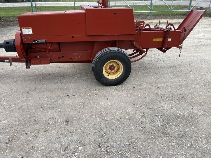 new-holland-570-image-2
