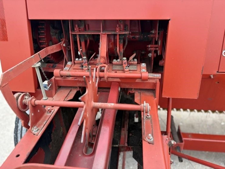 new-holland-570-image-6