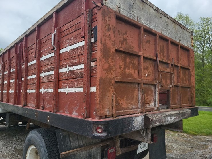 1982-international-1754-single-axle-grain-truck-image-23