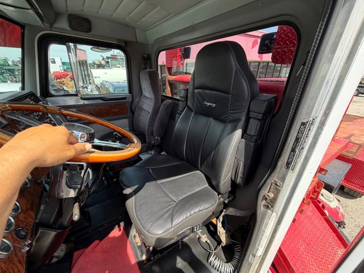 1999-peterbilt-379-image-12