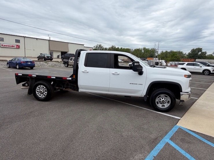 2024-chevrolet-silverado-2500hd-lt-image-6