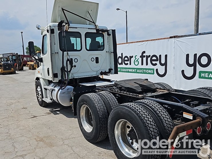 2017-freightliner-cascadia-113-image-3