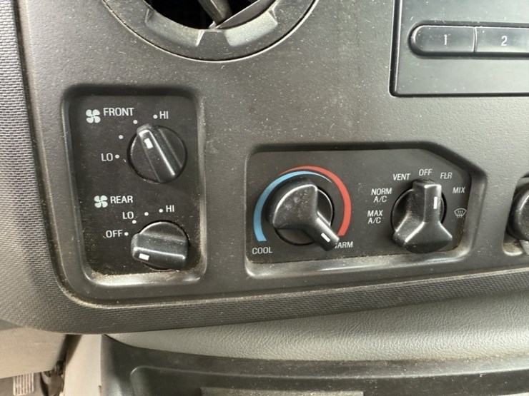 2013-ford-e350-image-32