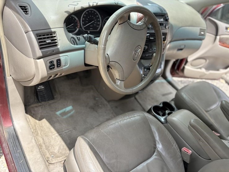 2004-toyota-sienna-image-24