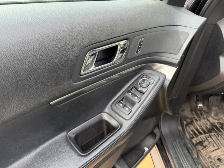 2016-ford-explorer-image-22