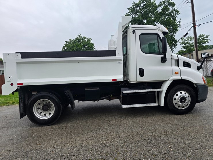 2015-freightliner-cascadia-113-image-24