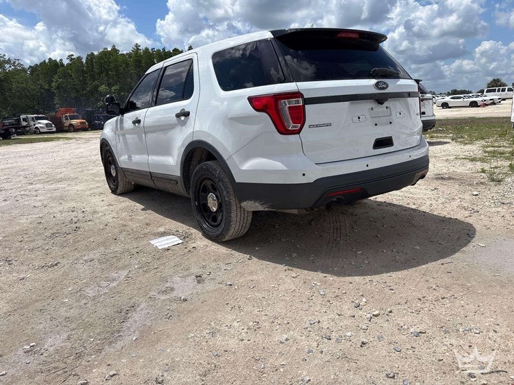 2016-ford-explorer-image-4