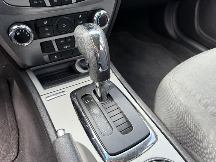 2010-ford-fusion-se-sedan-image-30