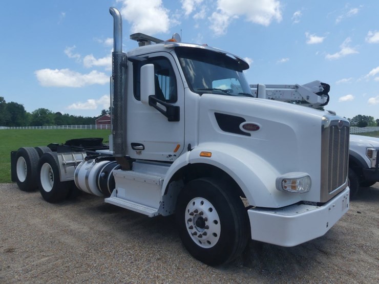 2018-peterbilt-567-image-2