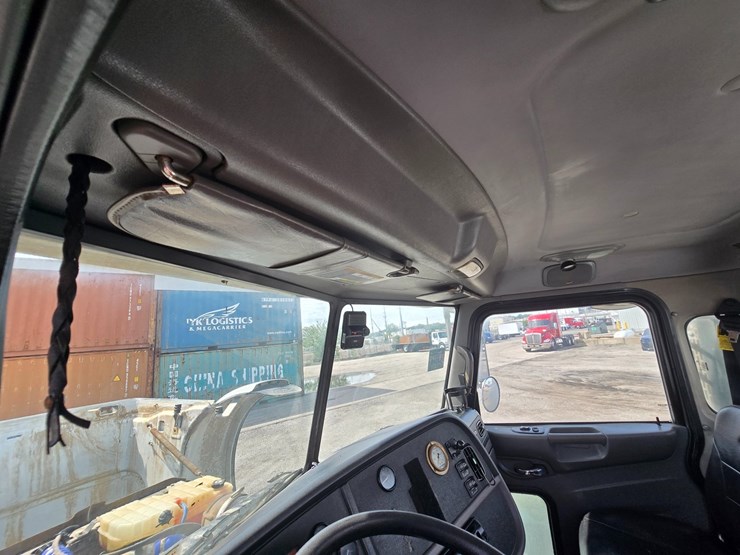 2014-peterbilt-365-image-76
