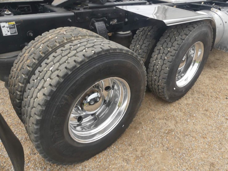 2013-peterbilt-388-image-9