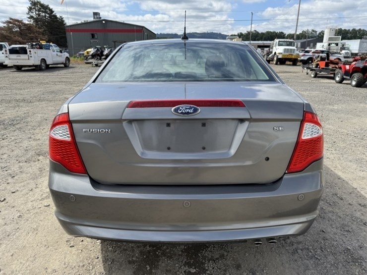 2010-ford-fusion-se-sedan-image-5