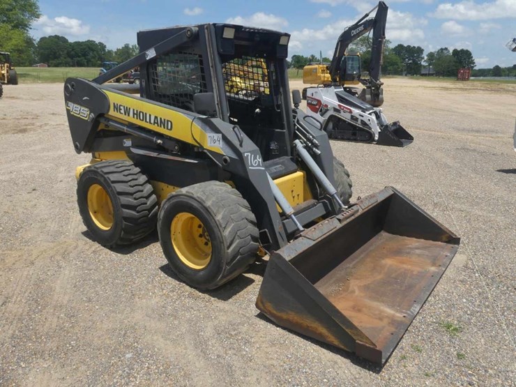 new-holland-l185-image-2