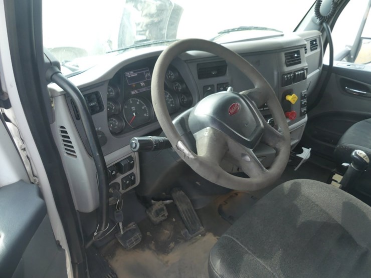 2017-peterbilt-567-image-19