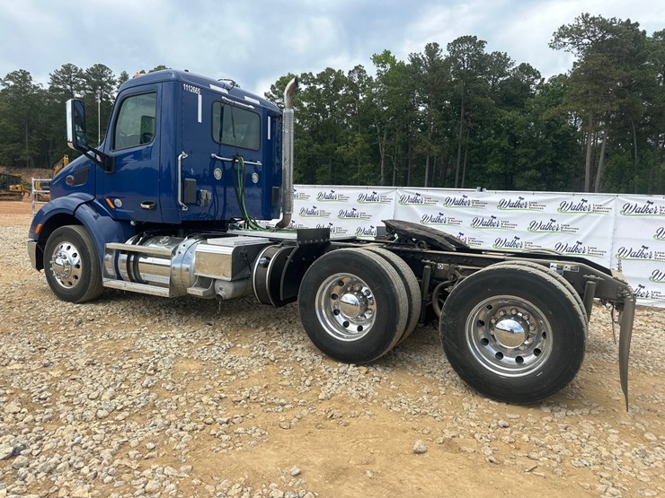2017-peterbilt-579-image-2