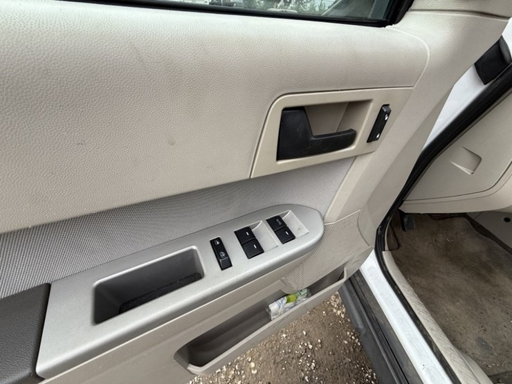 2011-ford-escape-hybrid-image-24