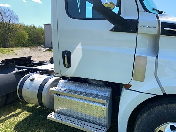 2019-freightliner-cascadia-day-cab-image-13