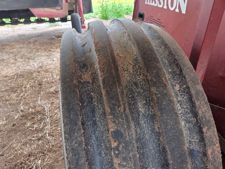 hesston-7500-image-16