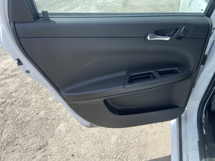 2011-chevrolet-impala-sedan-image-24
