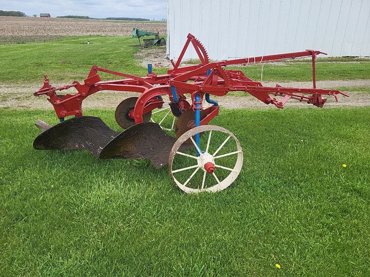 international-2-bottom-pull-type-moldboard-plow---nice-image-2