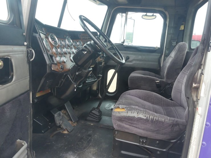 2000-peterbilt-379-image-15