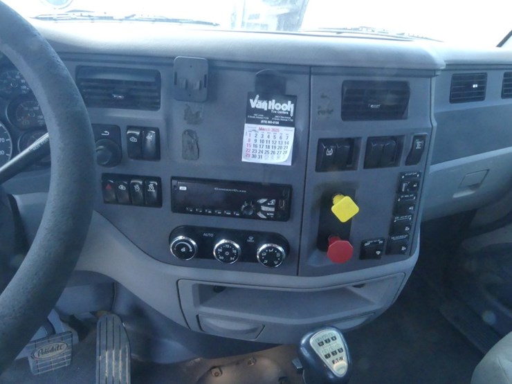 2018-peterbilt-567-image-18