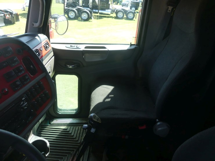2017-peterbilt-389-image-17
