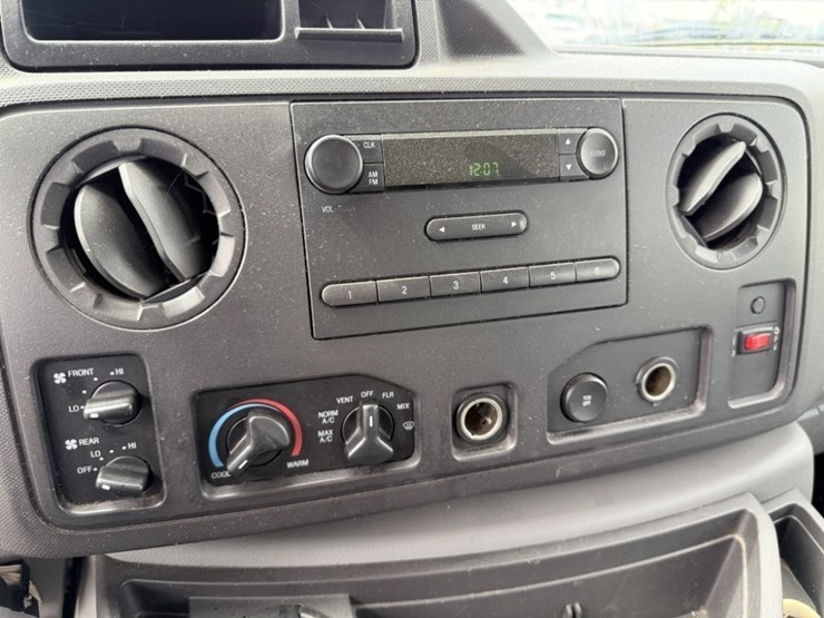 2010-ford-e350-image-28