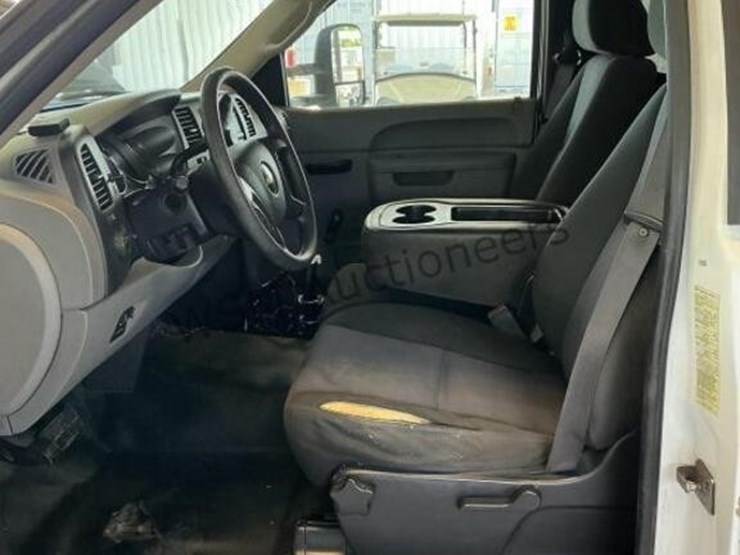 2013-chevrolet-silverado-3500hd-image-23