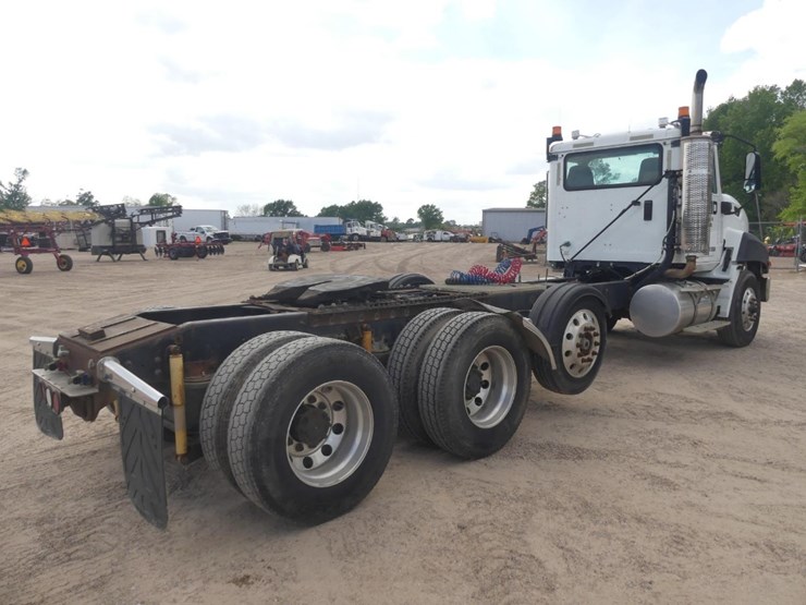 2013-caterpillar-ct660l-image-3