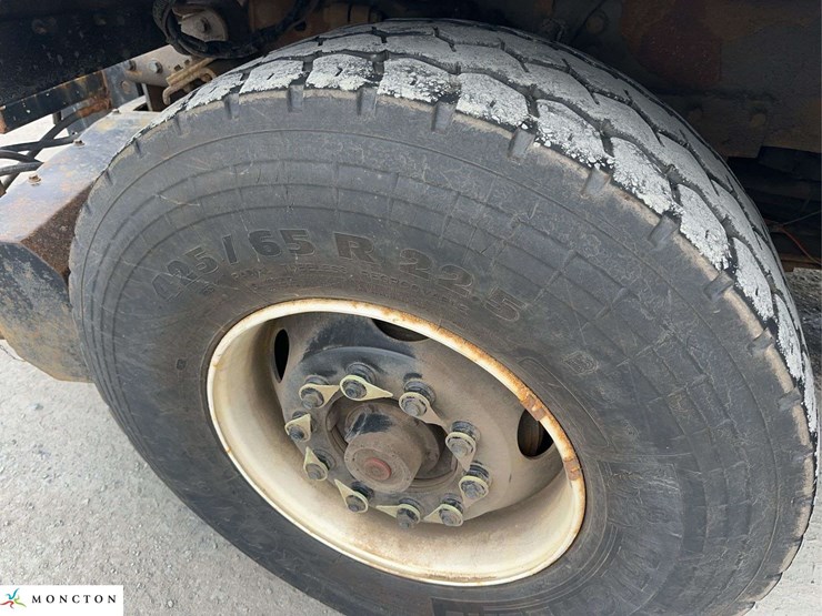 2015-freightliner-114sd-image-9