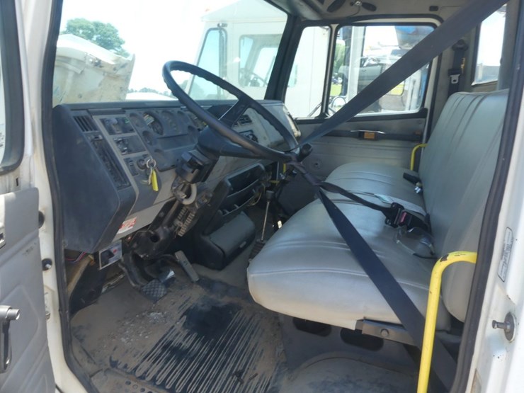 1999-freightliner-fl70-image-13