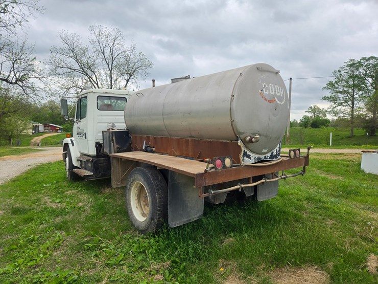 1999-freightliner-fl70-image-11