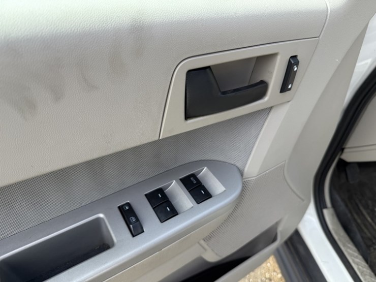 2012-ford-escape-image-24