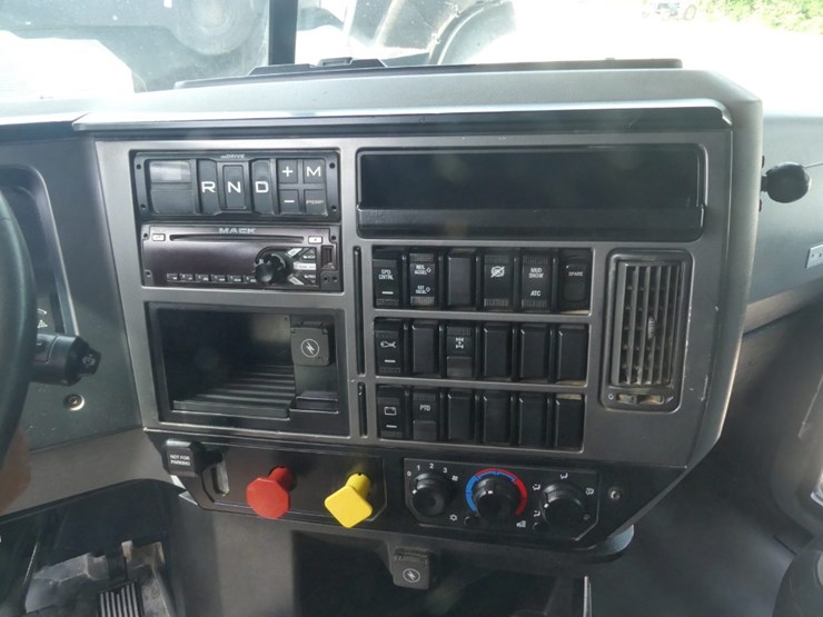 2020-mack-granite-64ft-image-22