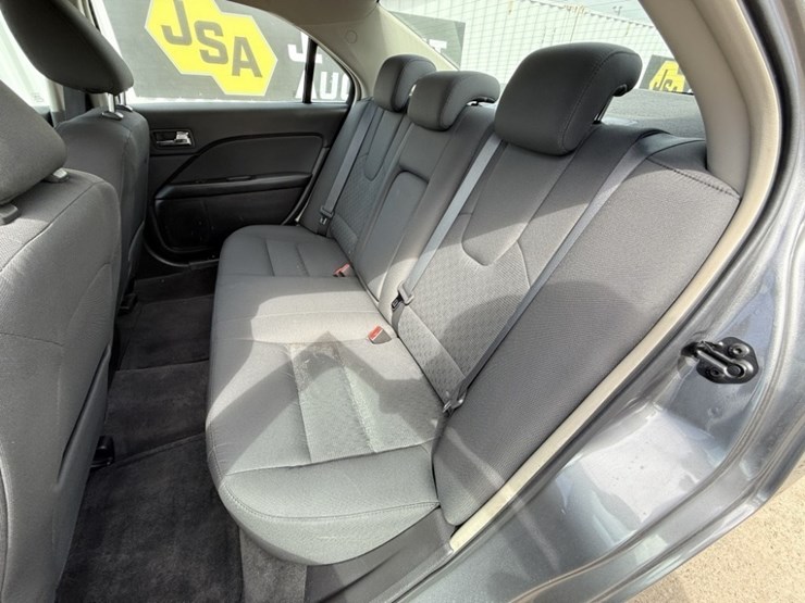 2010-ford-fusion-se-sedan-image-21