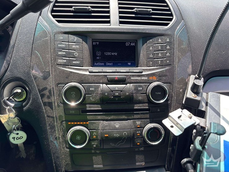 2016-ford-explorer-image-16