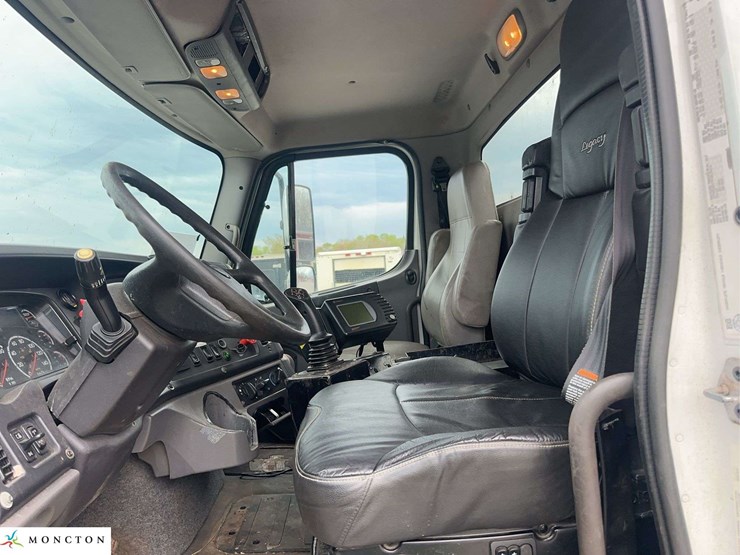 2015-freightliner-114sd-image-22