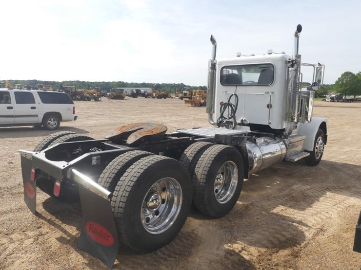 2018-peterbilt-389-image-3