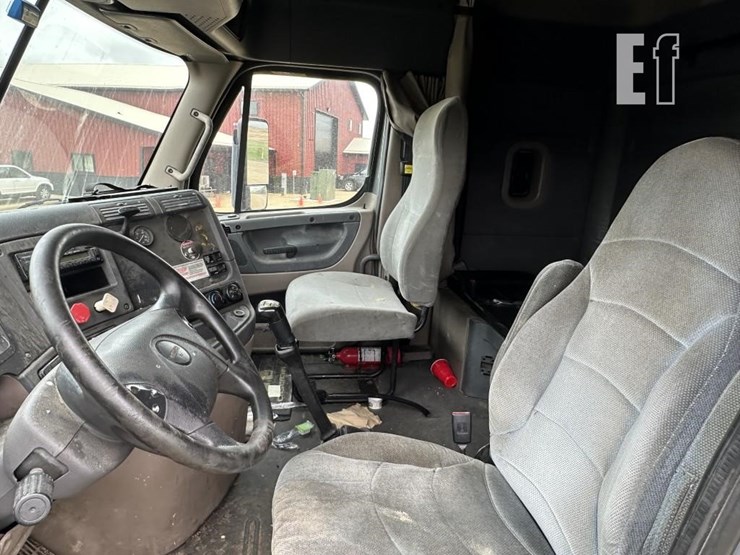 2012-freightliner-cascadia-113-image-12