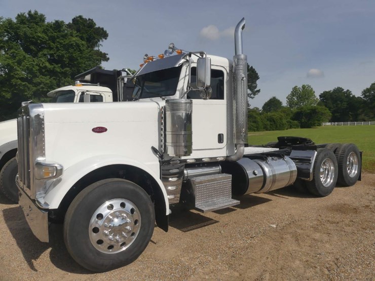 2018-peterbilt-389-image-1