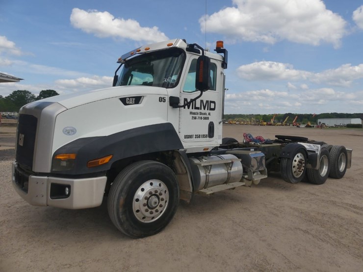 2013-caterpillar-ct660l-image-1