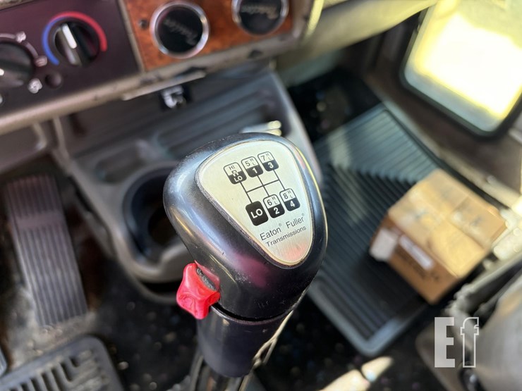 2005-kenworth-w900-image-26