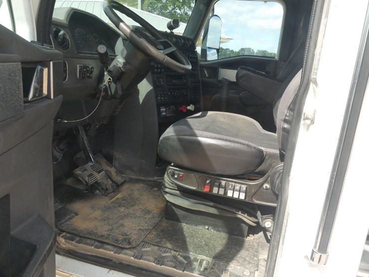 2013-caterpillar-ct660l-image-16