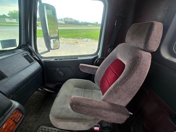 1999-volvo-vn-image-48