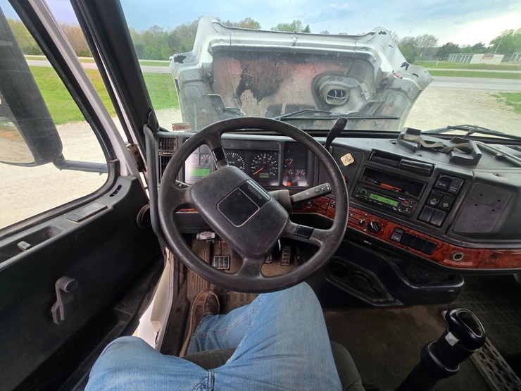 1999-volvo-vn-image-59