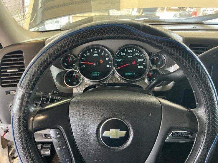 2013-chevrolet-silverado-3500hd-image-19