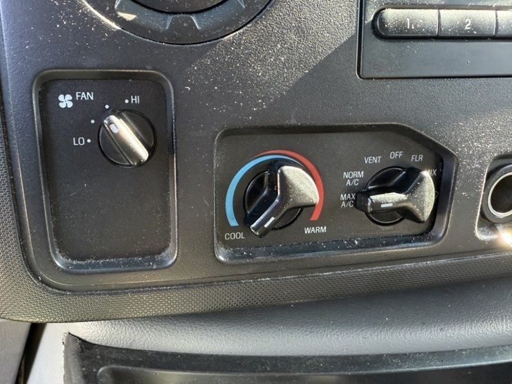 2014-ford-cargo-image-29