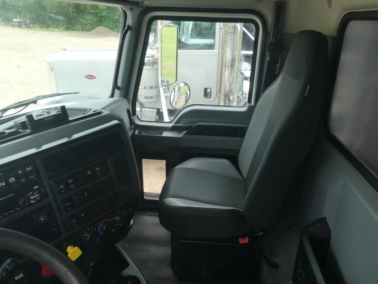2020-mack-granite-64ft-image-20